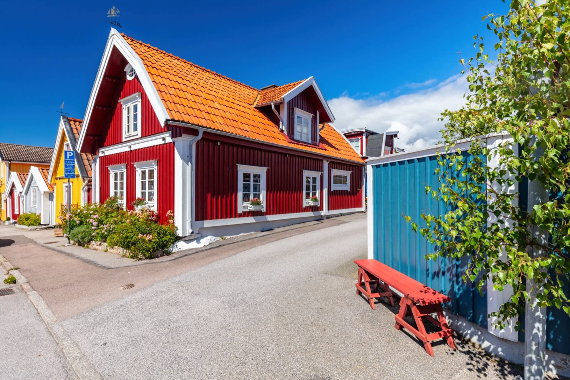 Detta röda trähus med sina karakteristiska vita knutar och orangea tegeltak är beläget i en bedårande skärgårdsidyll